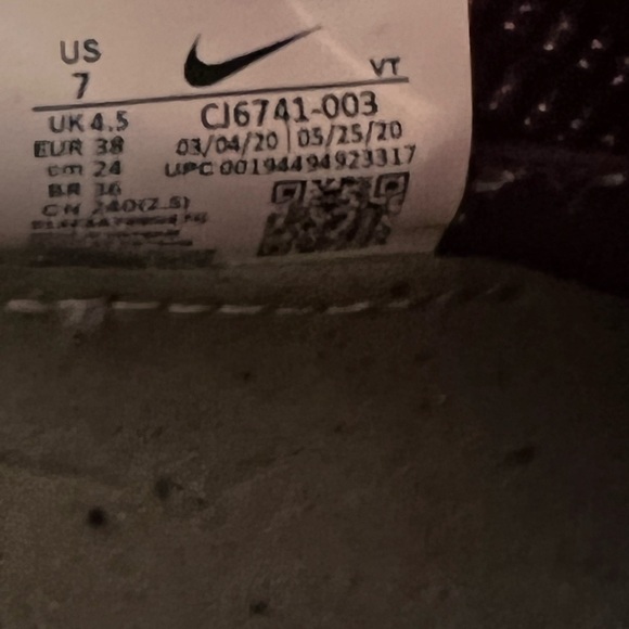 WOMEN'S NIKE AIR VAPORMAX 2021 FLYKNIT RUNNING SHOES - Picture 8 of 9